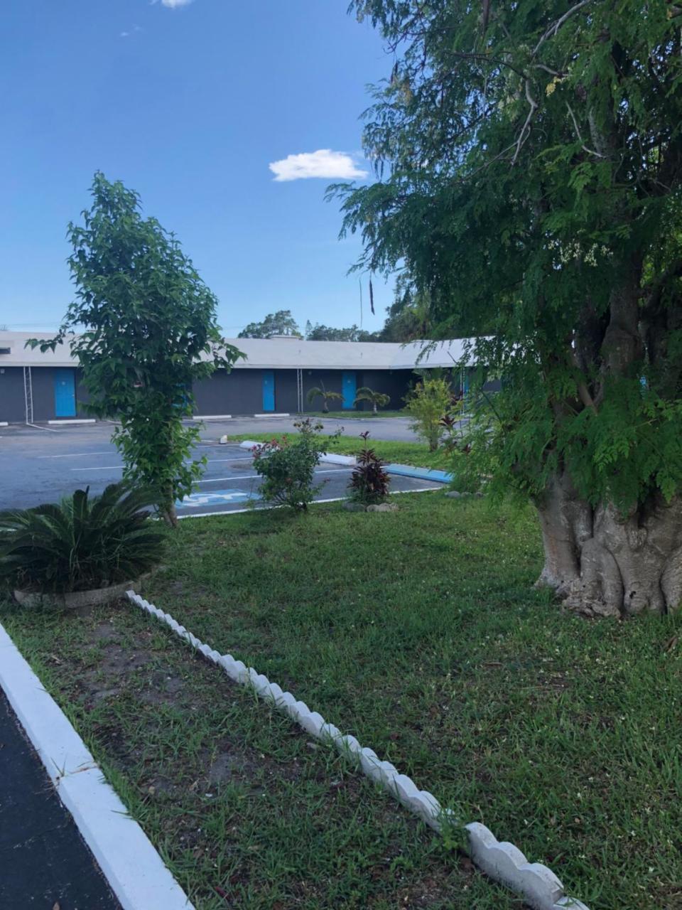 Bay Breeze Inn Bradenton Downtown Bagian luar foto